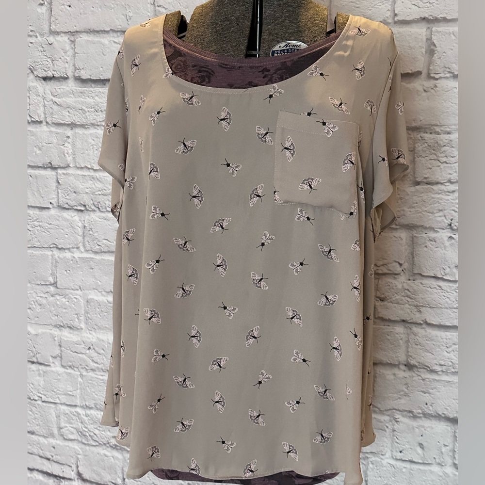 Torrid Womens Size 3 Gray Abbey Moth Georgette Button Blouse Short Sleeve - Picture 2 of 5